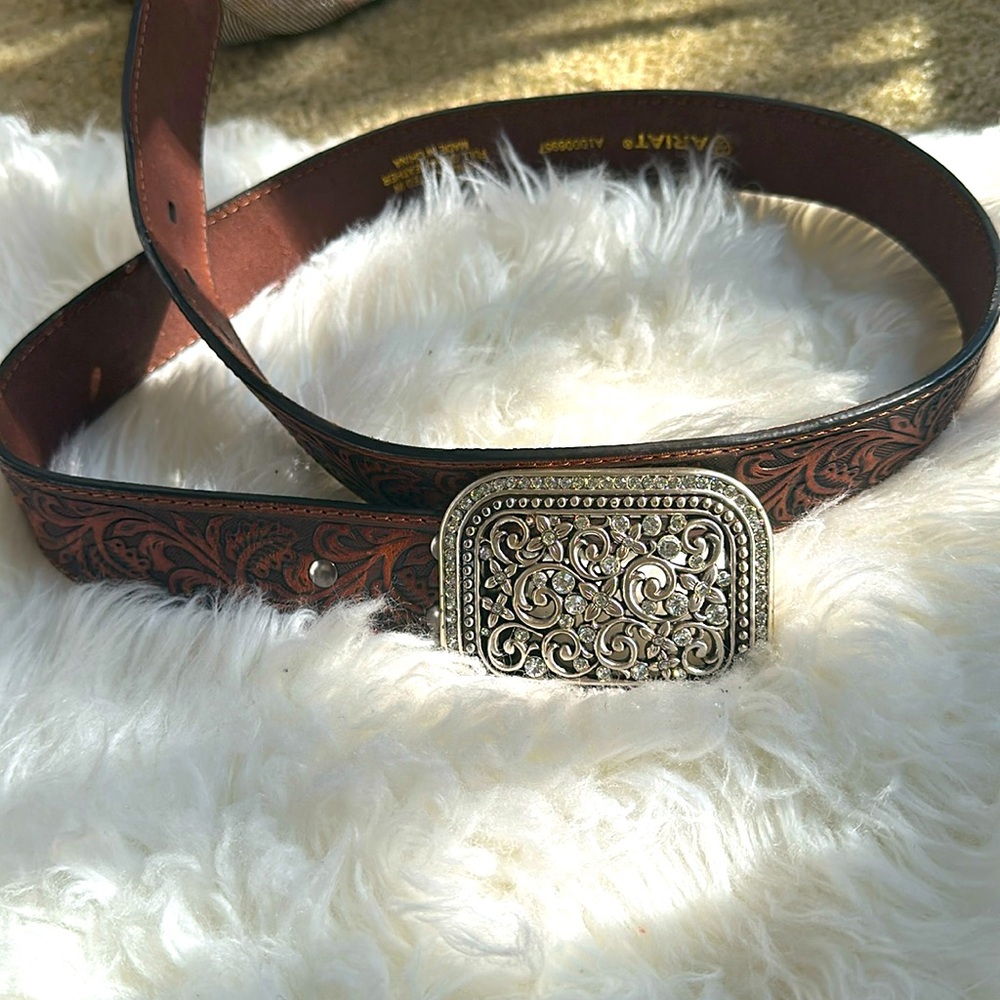 Ariat, cowgirl, belt, cute leather, real size medium.